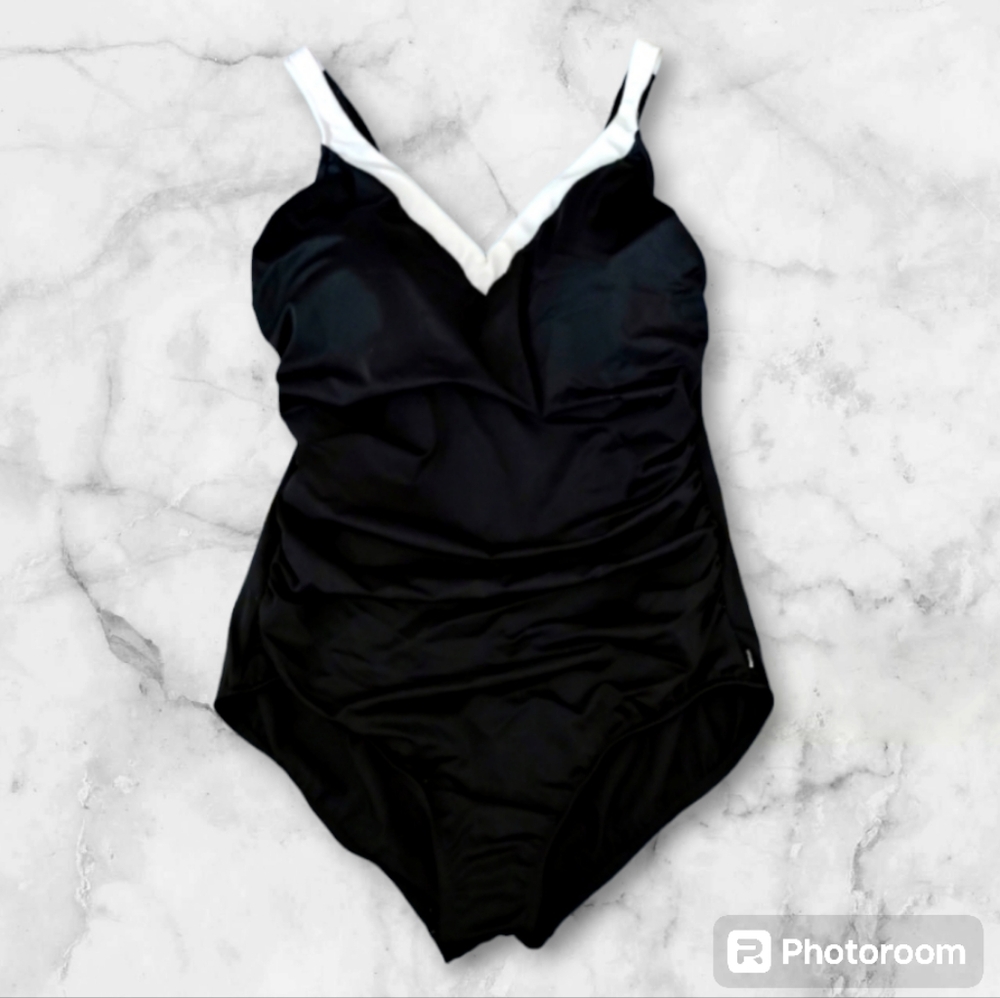 Nordstrom Reebok Black White Color Block One Piece Ruched Bathing Swimsuit 18